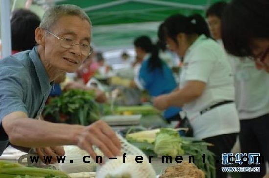 (全国人大常委，九届、十届全国青联副主席张继禹出席论坛并致辞。)