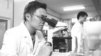 研究人员正在进行酶制剂试验。新华扬供图