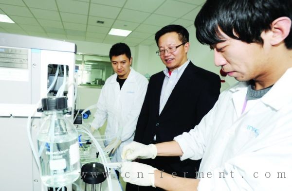 　　俞德超（中）和他的创新团队立志把苏州打造成为高端生物药研发、生产和出口的重镇。□记者濮建明摄