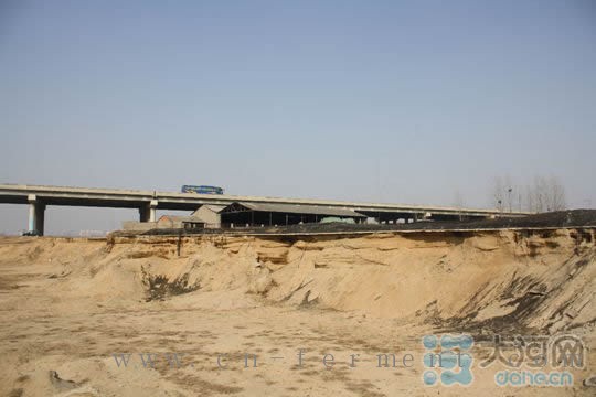 河南南阳药厂倾倒药渣污染河流 投诉多年无人管