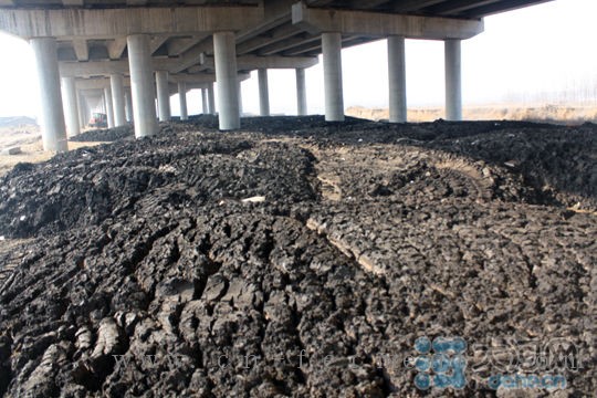 河南南阳药厂倾倒药渣污染河流 投诉多年无人管