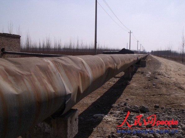 从梅花味精厂产区延伸出的数公里长的金属管道（人民网记者 彭亮 摄）