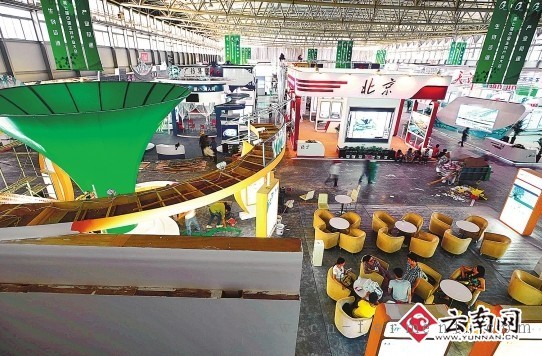 全国生物产业大会展馆布置现场 记者 翟剑 摄
