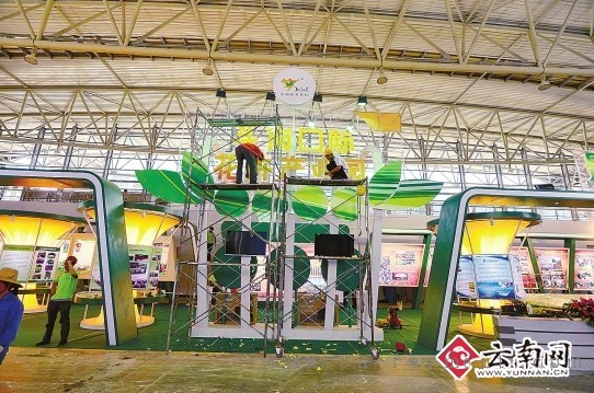 全国生物产业大会展馆布置现场 记者 翟剑 摄