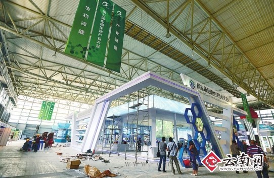 全国生物产业大会展馆布置现场 记者 翟剑 摄