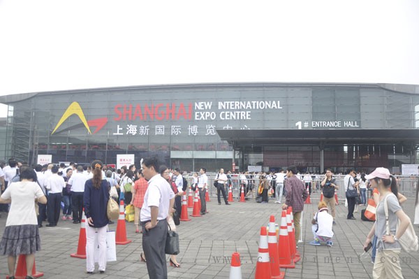 上海新国际博览中心展馆外人潮涌动