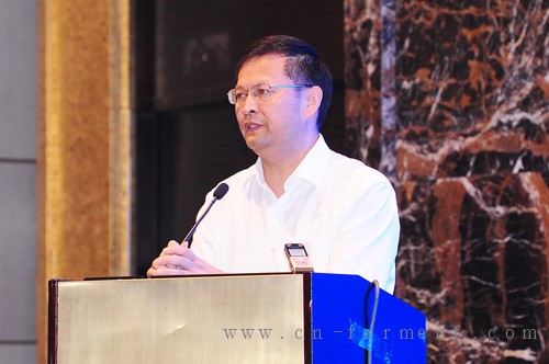 谭天伟校长代表主办方致辞并在主论坛作专题报告