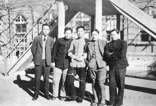 戴芳澜1934年在塘沽黄海社院内。