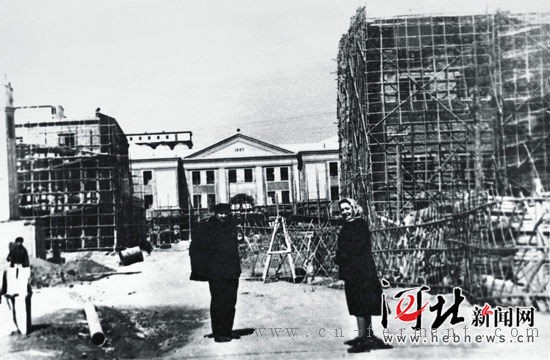 华药建厂期间，苏联援建专家和有关工作人员在淀粉厂工地留影。