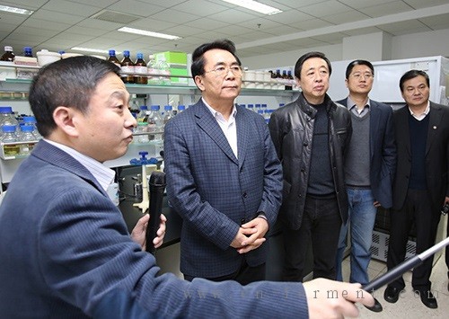 白春礼调研中科院微生物生理与代谢工程重点实验室