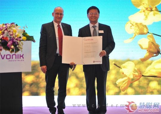 赢创工业集团首席创新官Ulrich Kuesthart博士(左)为北京化工大学校长谭天伟教授(右)颁奖