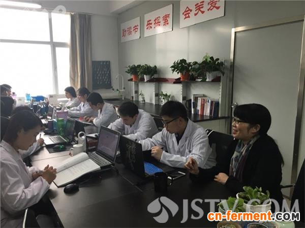 南工大美女教授每天和益生菌打交道