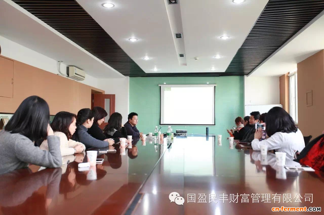 国盈民丰高管考察团一行首先现场听取了侯博士介绍PHA及其种类和提取技术、原材料与传统材料等相关课程。