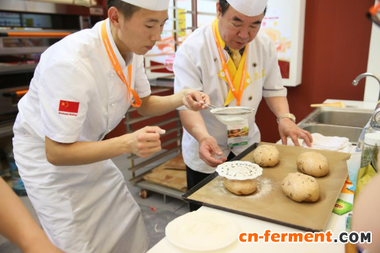 圣琪酵母&ldquo;食堂女神&rdquo;慕曦上海烘焙展拜师林承贤大师