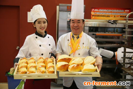 圣琪酵母&ldquo;食堂女神&rdquo;慕曦上海烘焙展拜师林承贤大师