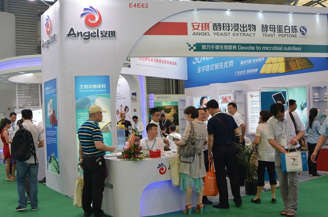 忙碌的安琪展位