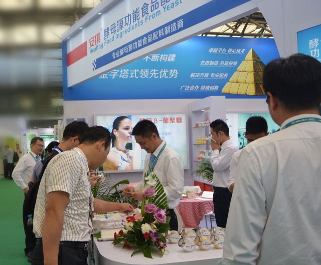 营养健康事业部向客户介绍酵母源功能食品配料产品