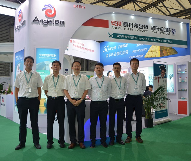 微生物营养事业参展团队在展位前合影