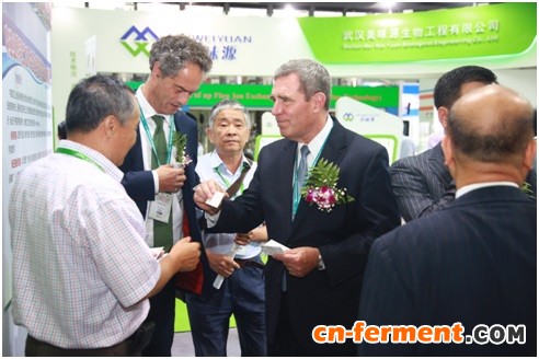 嘉宾与企业互递名片