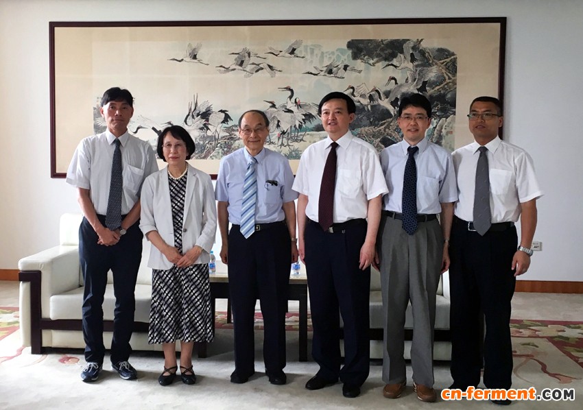 校长程纯会见日本客人。