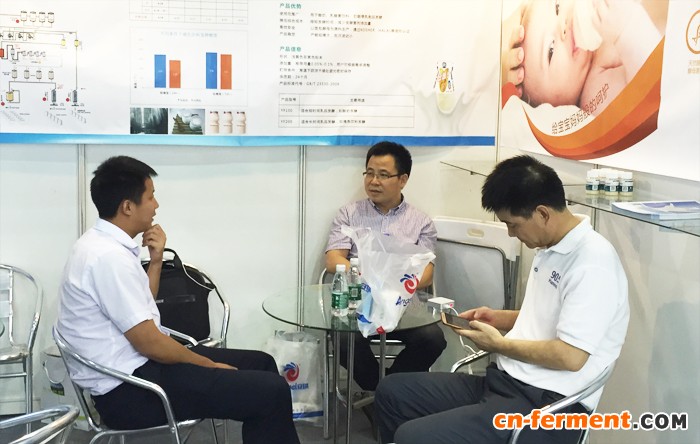 图二:微生物营养研究所所长伍业旭与客户交流乳制品发酵技术解决方案