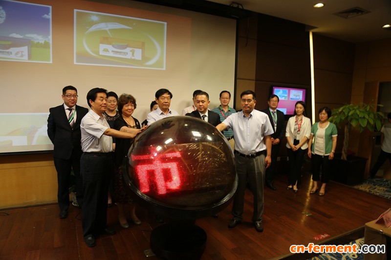 与会领导专家共同启动水晶球