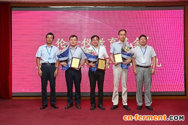 会上隆重举行了&ldquo;伦世仪教育基金&rdquo;杰出青年学者颁奖仪式