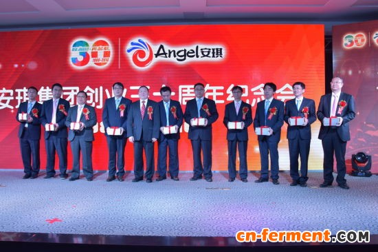 俞董事长为事业部、子公司、研发部门、工程部门、业务支持部门、管理部门员工代表颁发新版《企业文化手册》。