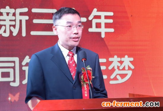 集团公司总经理肖明华宣读祝贺单位名单及部分单位贺信