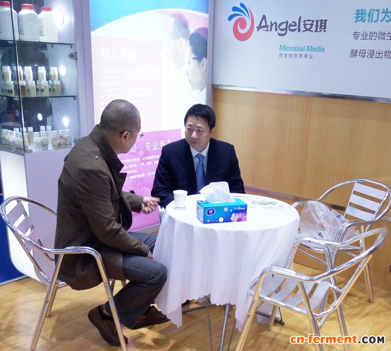 图二:微生物营养事业部总经理杜支红与到访客户洽谈
