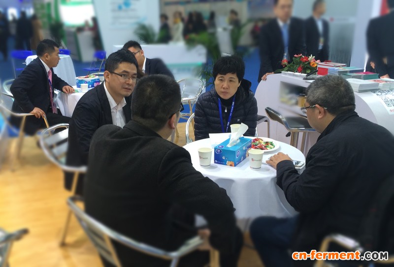 图一:股份公司董事、研发中心主任姚鹃接待到访客人