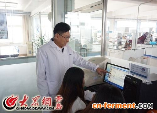 崔云龙点评研究员PCR实验结果。