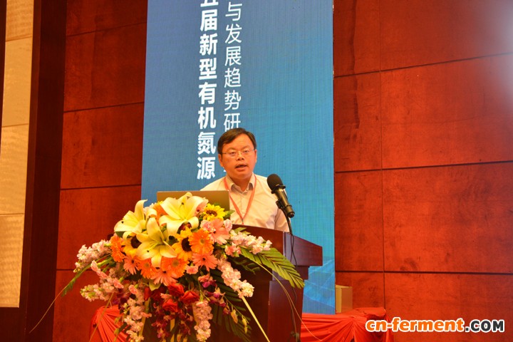 李江华.jpg 李江华作报告