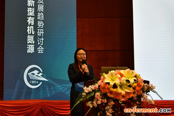 董彩虹.jpg 董彩虹作报告