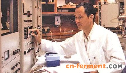 中国侨网高益槐在他的物理化学实验室。