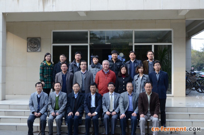 图片说明：会议出席人员合影留念