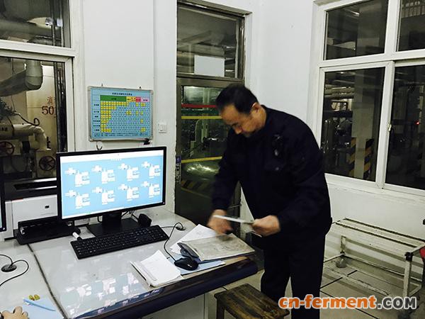 河北省环保厅环境综合执法局执法人员正在玉星生物工程有限公司夜查。