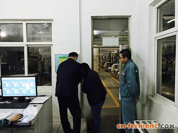 河北省环保厅环境综合执法局执法人员正在玉星生物工程有限公司夜查。