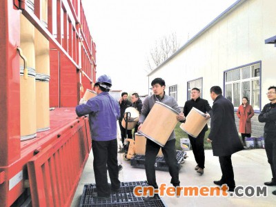 山东元泰生物工程有限公司的工作人员正在将生产的产品乳酸链球菌素（NISIN）装车发货。