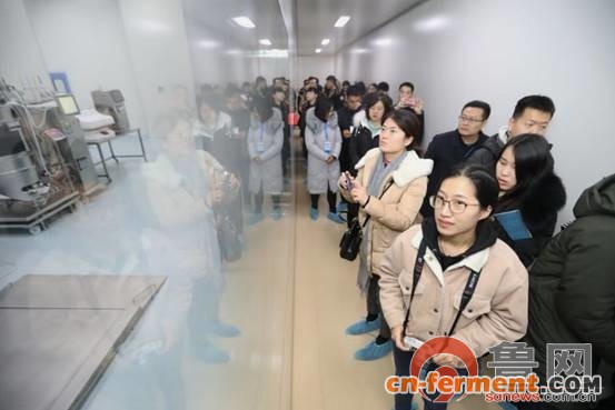 采访团参观荣昌生物制药有限公司的生物实验室。