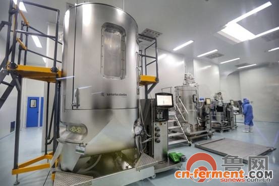 荣昌生物制药有限公司实验室内的生物反应器。