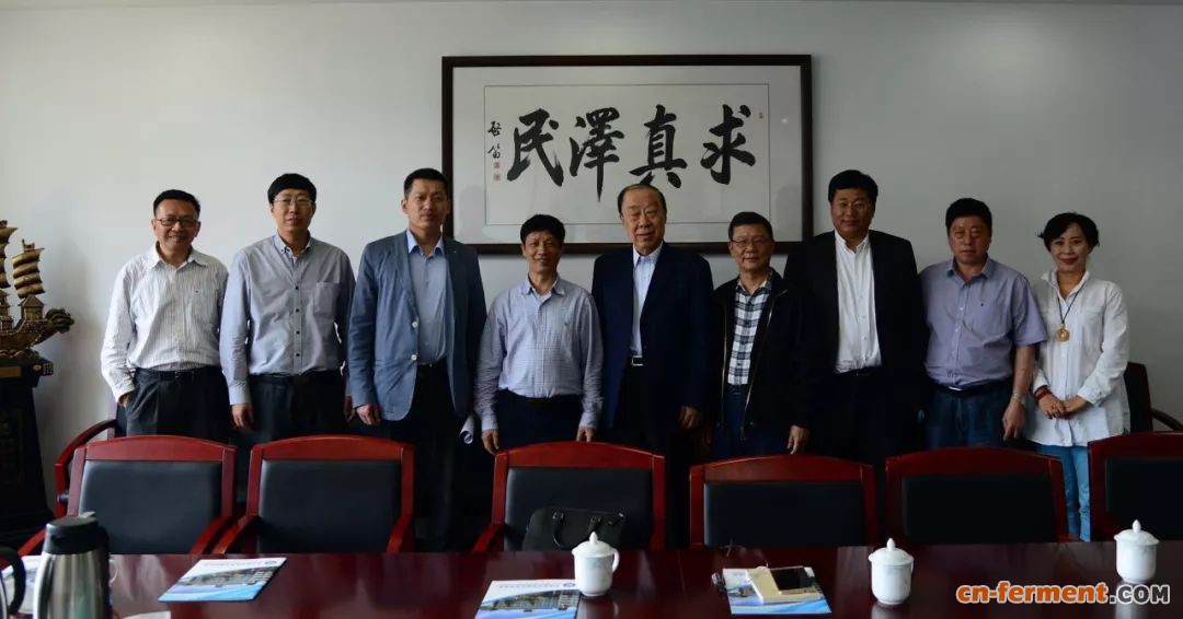 诚意药业董事长颜贻意（左四）考察中国海洋大学