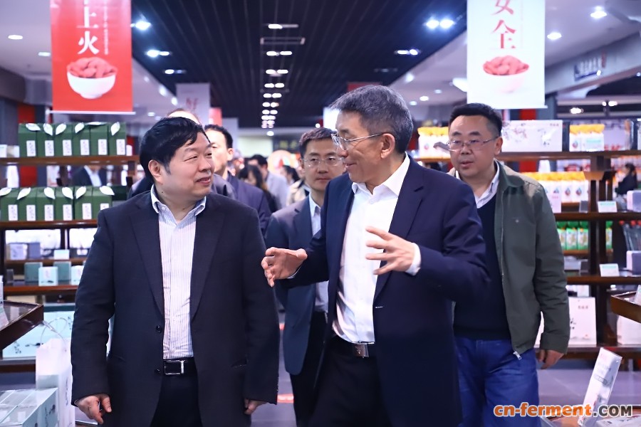 百瑞源董事长郝向峰先生与陈坚院士进行交流