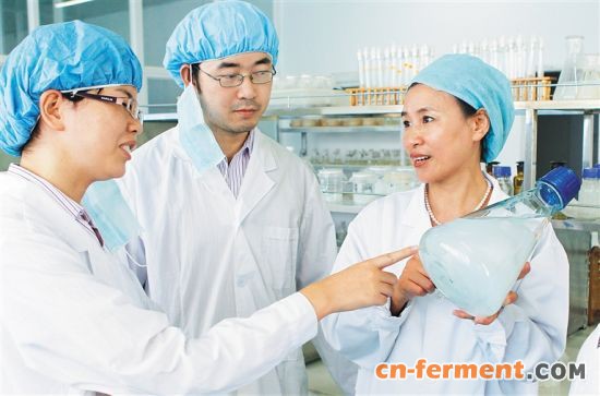 钟春燕（右一）和团队成员交流。（采访对象供图）