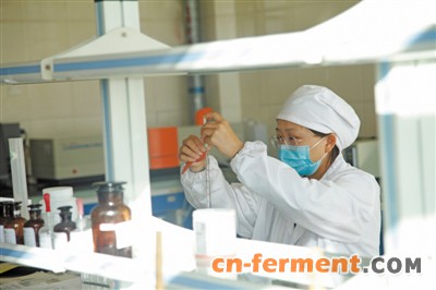 <p>　　劳模工作室科研人员李晓雯正在检测科研数据。</p>